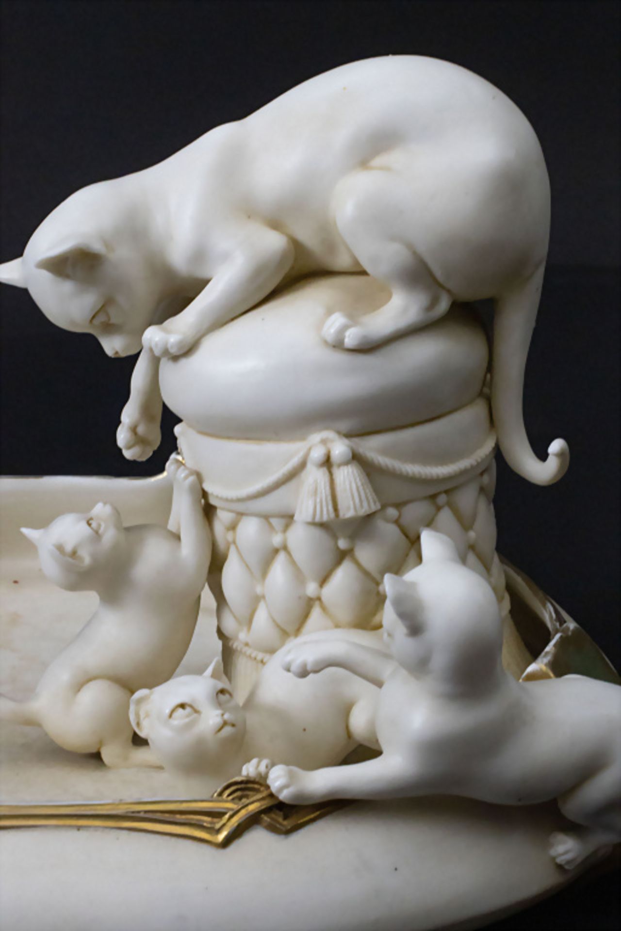Jugendstil Schale mit 4 spielenden Katzen / An Art Nouveau bowl with 4 playing cats, E. & A. ... - Image 4 of 8