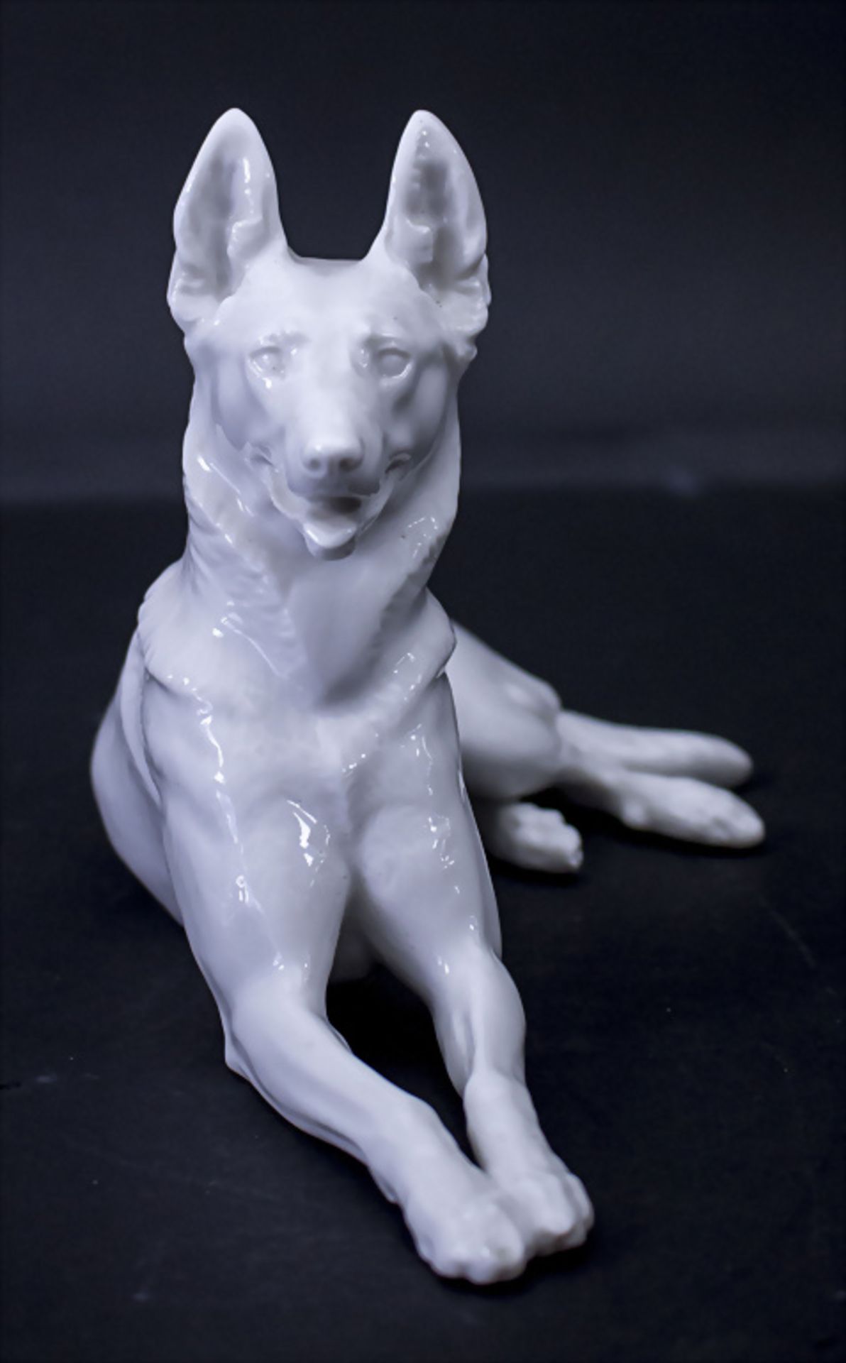 Figur 'Liegender Deutscher Schäferhund' / A figure of a reclining German shepherd, Theodor ... - Image 2 of 7