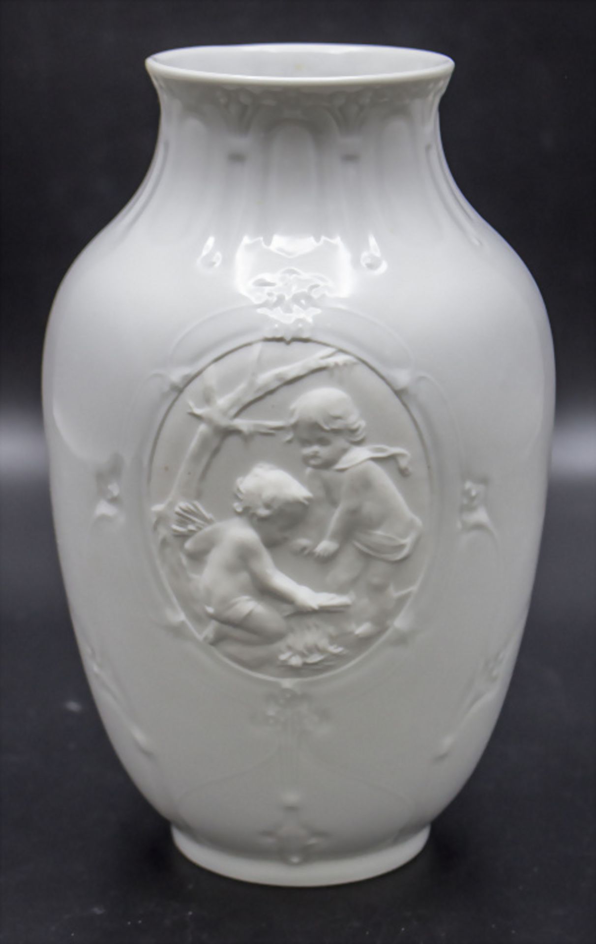 Vase 'Amoretten' / A vase with cupids, Köngl. pr. Tettau, Tettau Antiquariat, 20. Jh. - Bild 3 aus 4