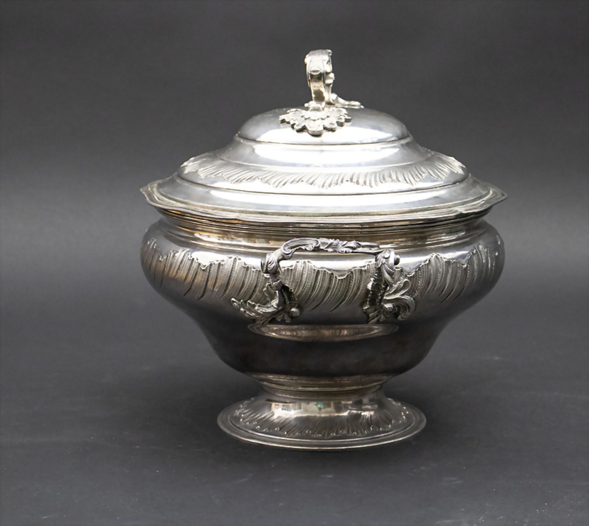 Deckelterrine / A covered silver tureen / Légumier en argent, D. Mousset, Paris, um 1870 - Bild 4 aus 8