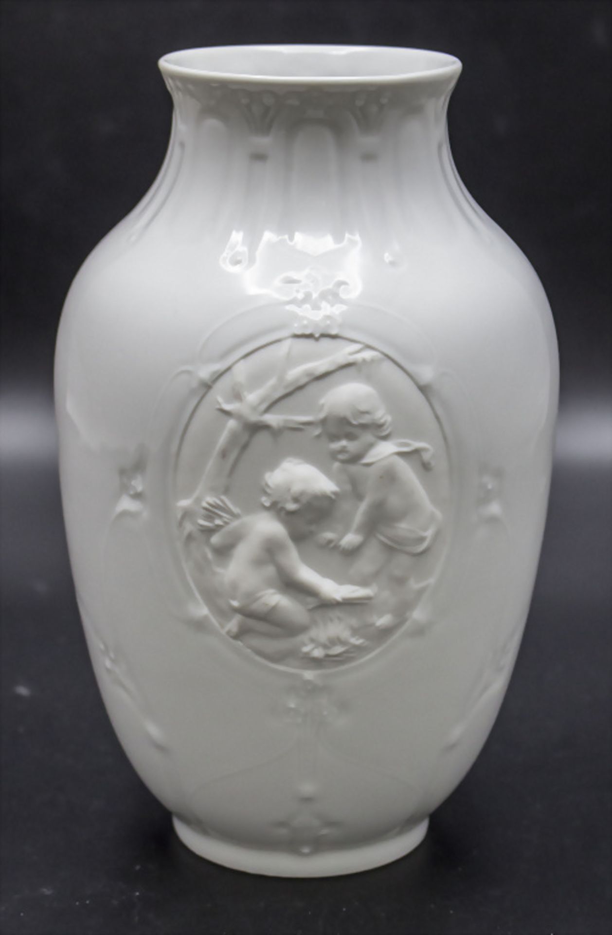 Vase 'Amoretten' / A vase with cupids, Köngl. pr. Tettau, Tettau Antiquariat, 20. Jh.