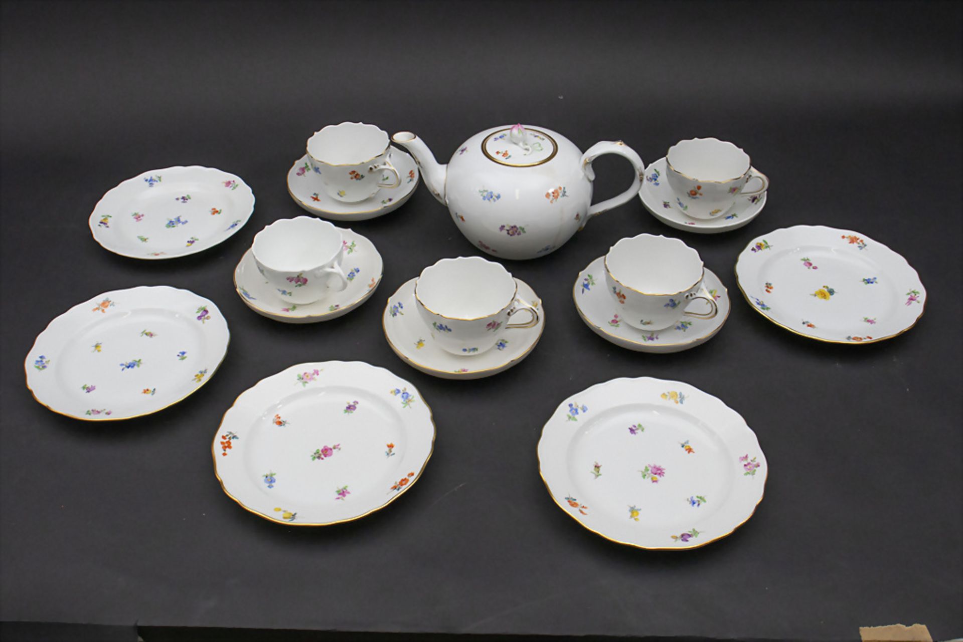 15-teiliges Teeservice mit Streublumendekor / A 15 pieces tea set with floral decor, Meissen, ...