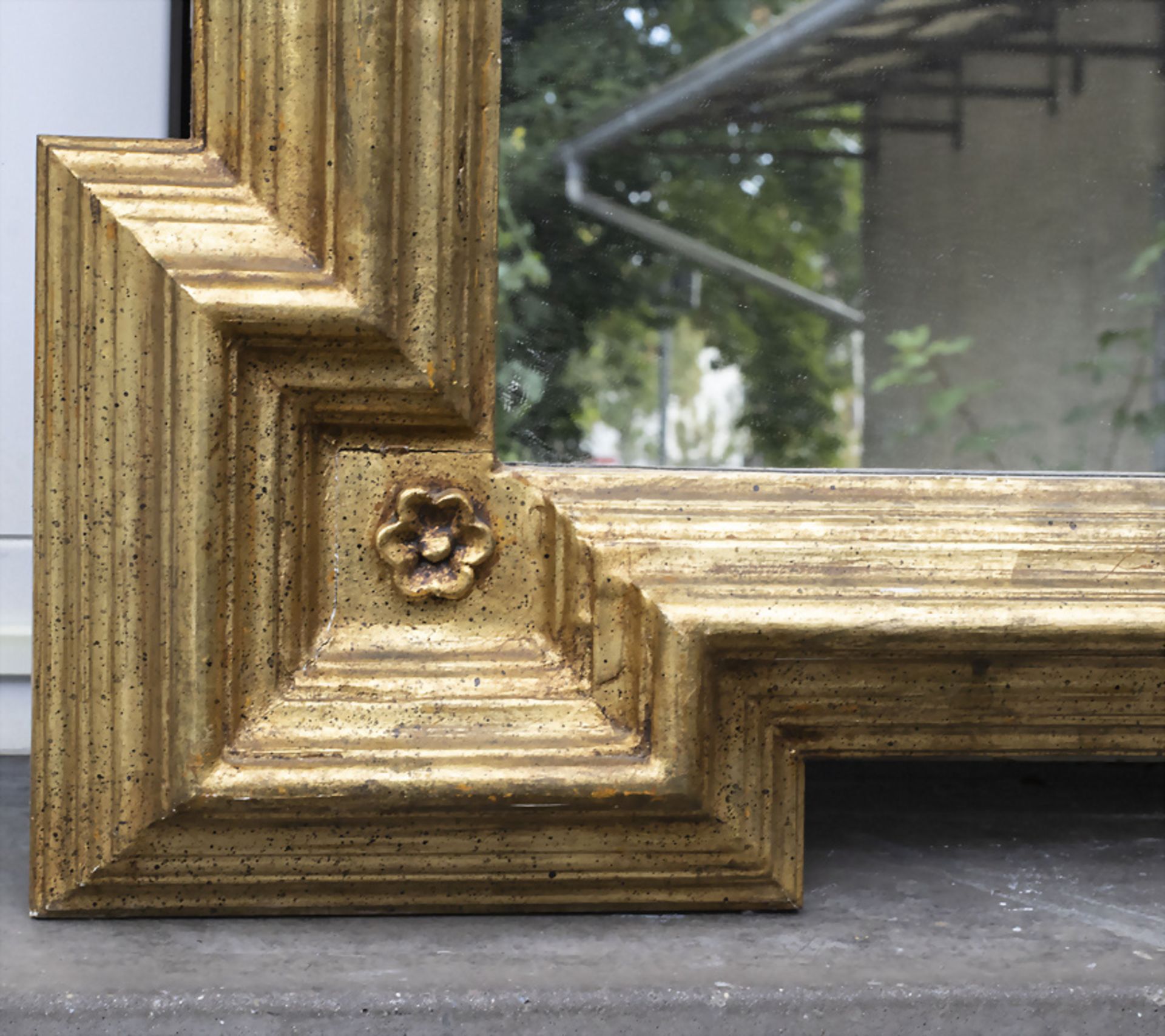 Wandspiegel / A wooden wall mirror - Image 2 of 3