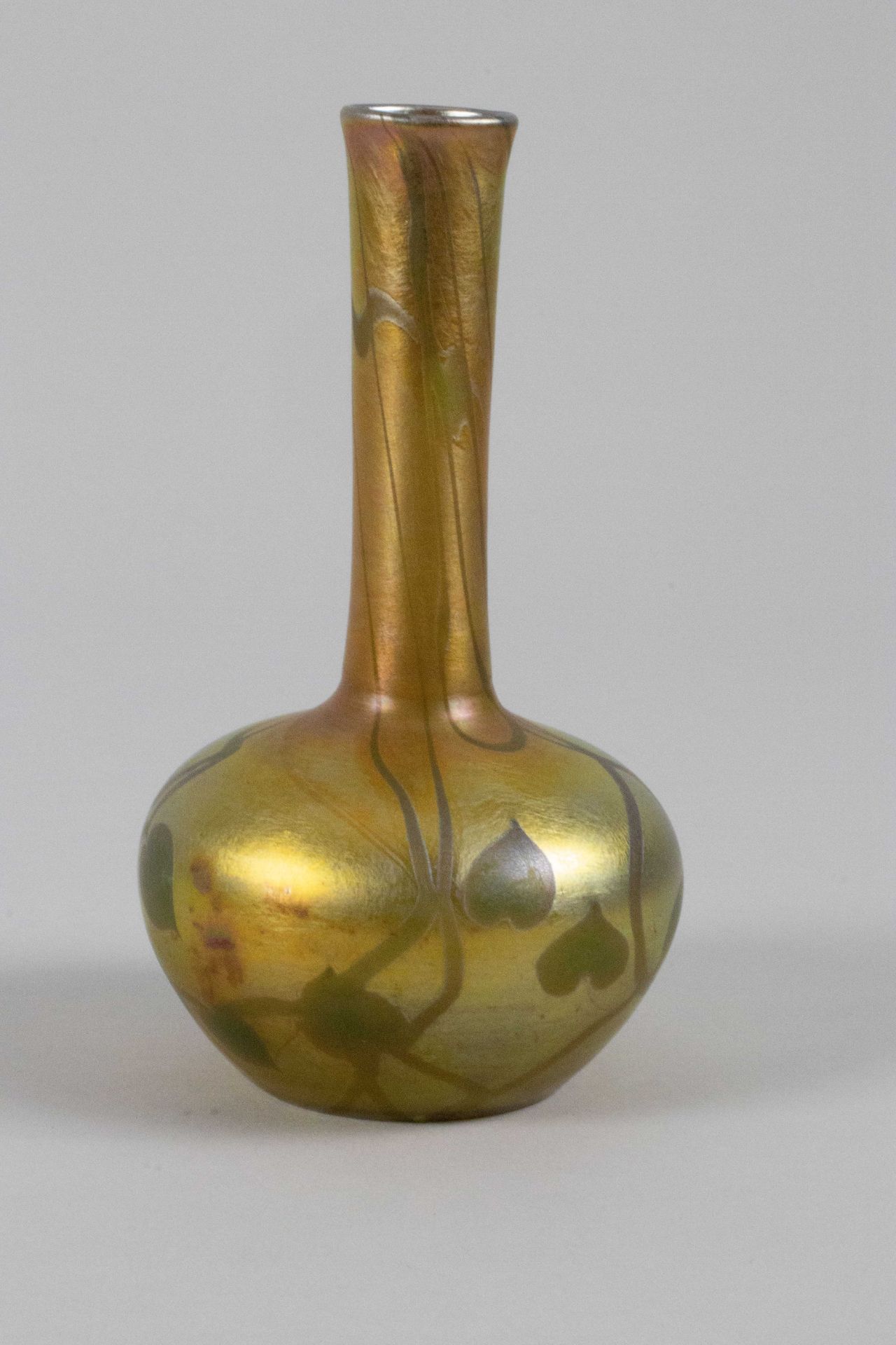 Seltene kleine Jugendstil Langhalsvase mit Geißblattdekor, Louis Comfort TIFFANY (1848-1933), ...