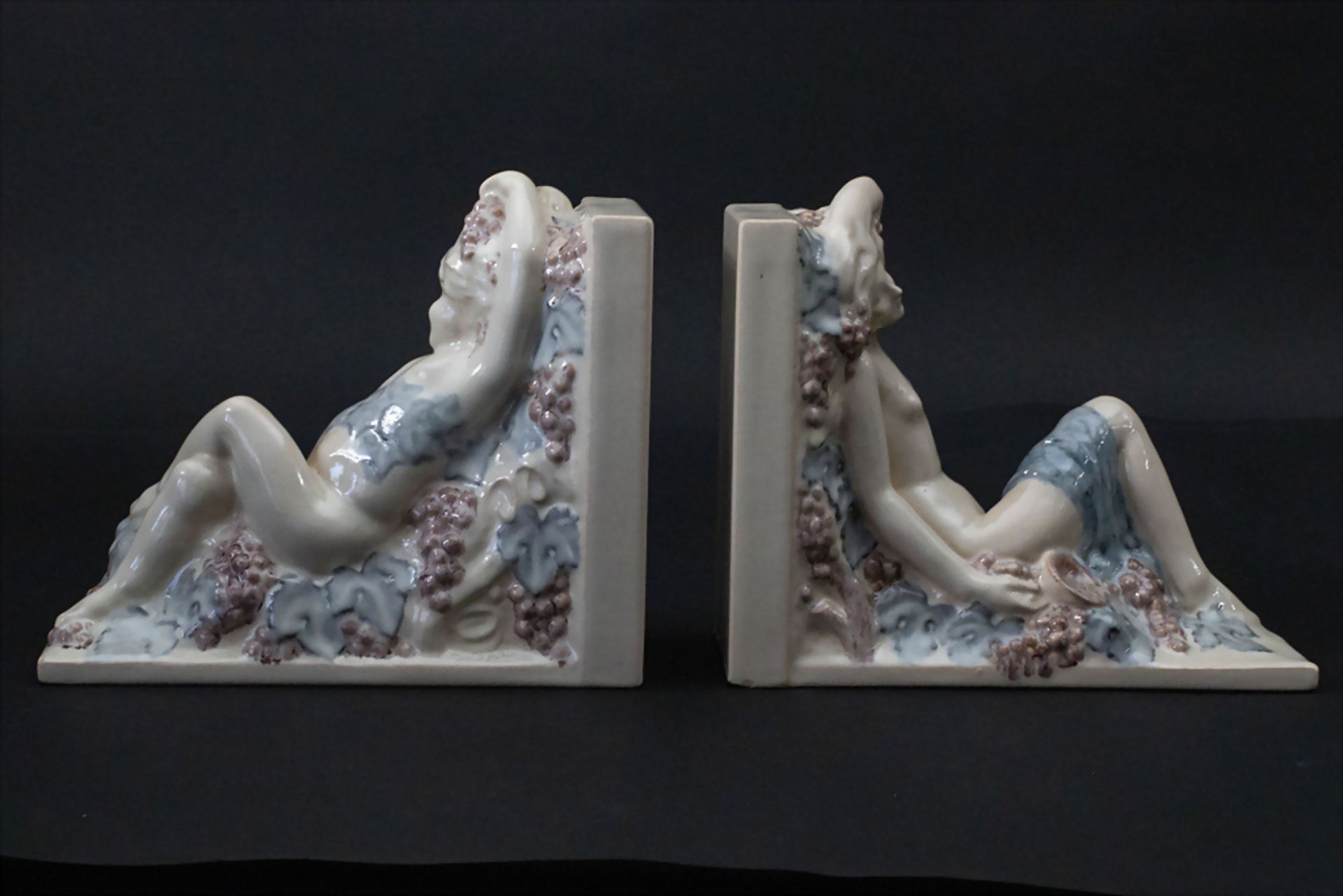 Paar Jugendstil Buchstützen 'Putto mit Weinreben' / A pair of Art Nouveau ceramic bookends ... - Image 3 of 9