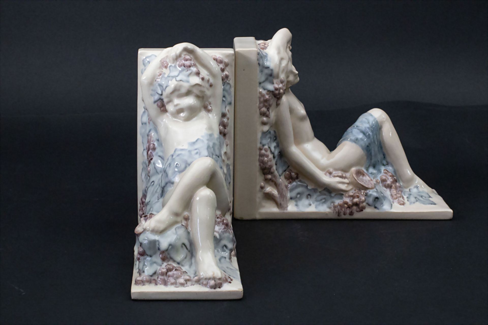 Paar Jugendstil Buchstützen 'Putto mit Weinreben' / A pair of Art Nouveau ceramic bookends ...