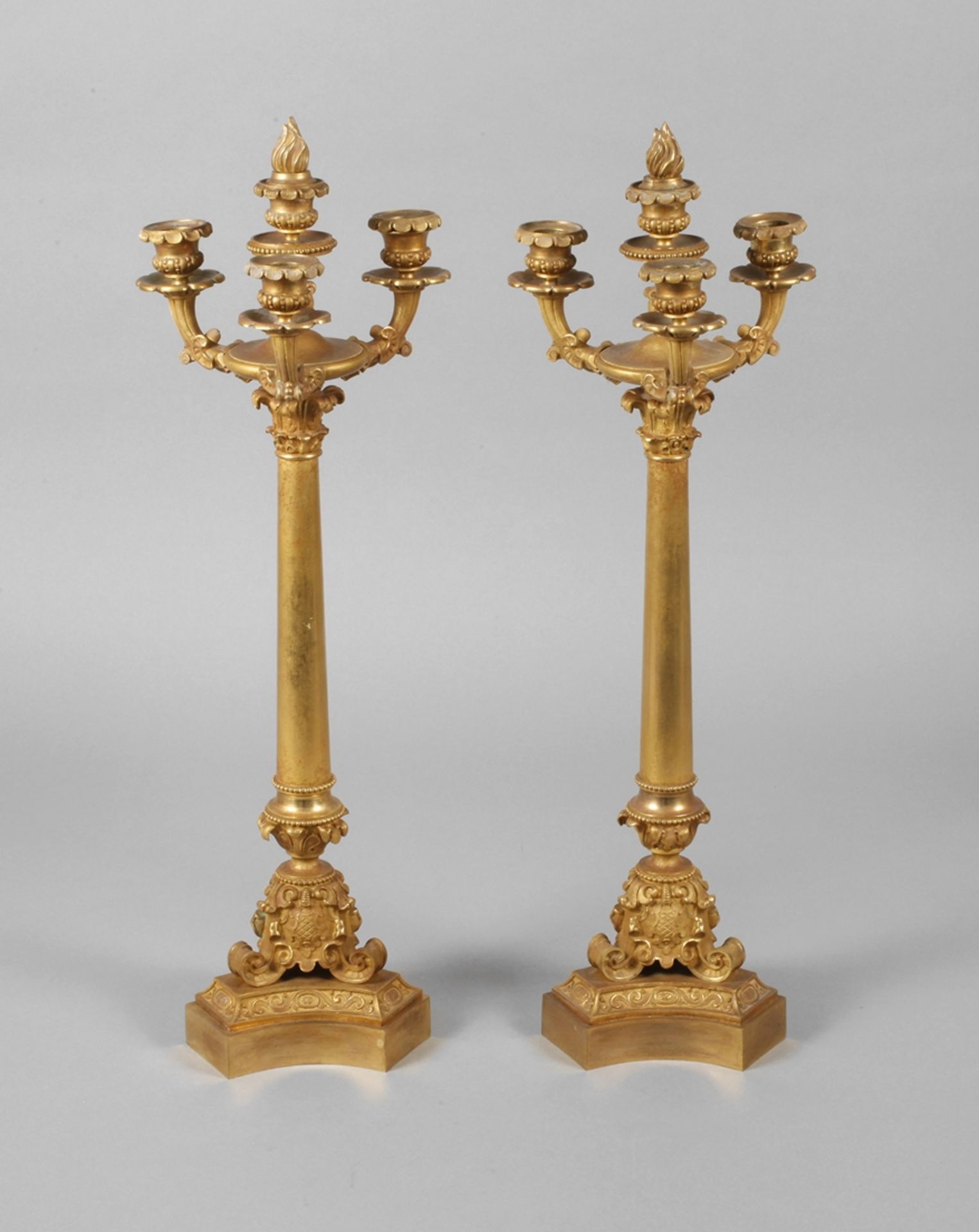 Paar feuervergoldete dekorative Girandolen