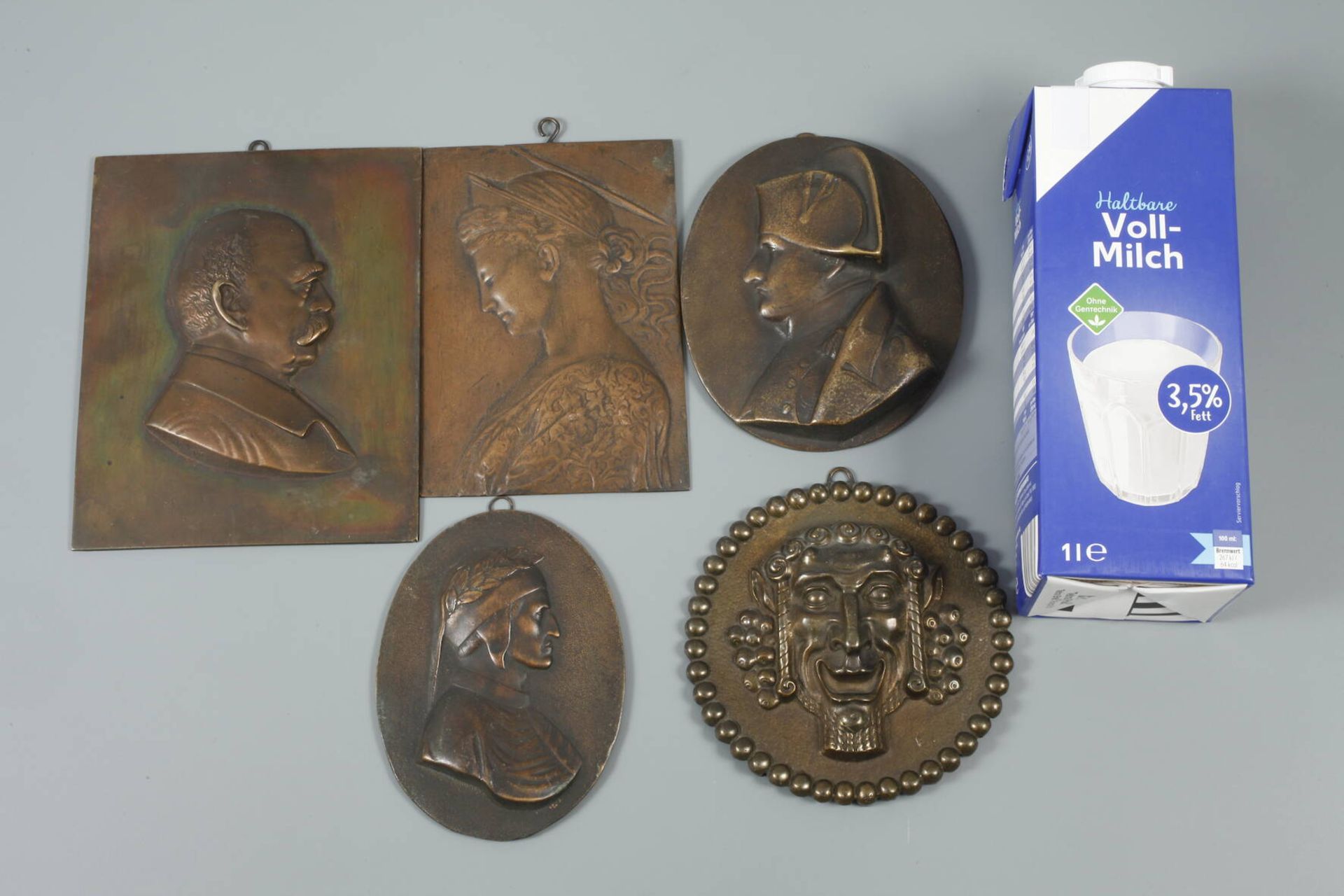 Fünf Bronzeplaketten - Bild 7 aus 7