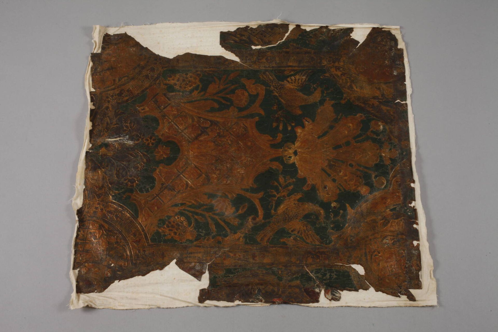Fragment einer barocken Ledertapete - Bild 2 aus 5