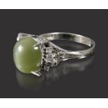 Damenring mit Chrysoberyllkatzenauge und Diamanten