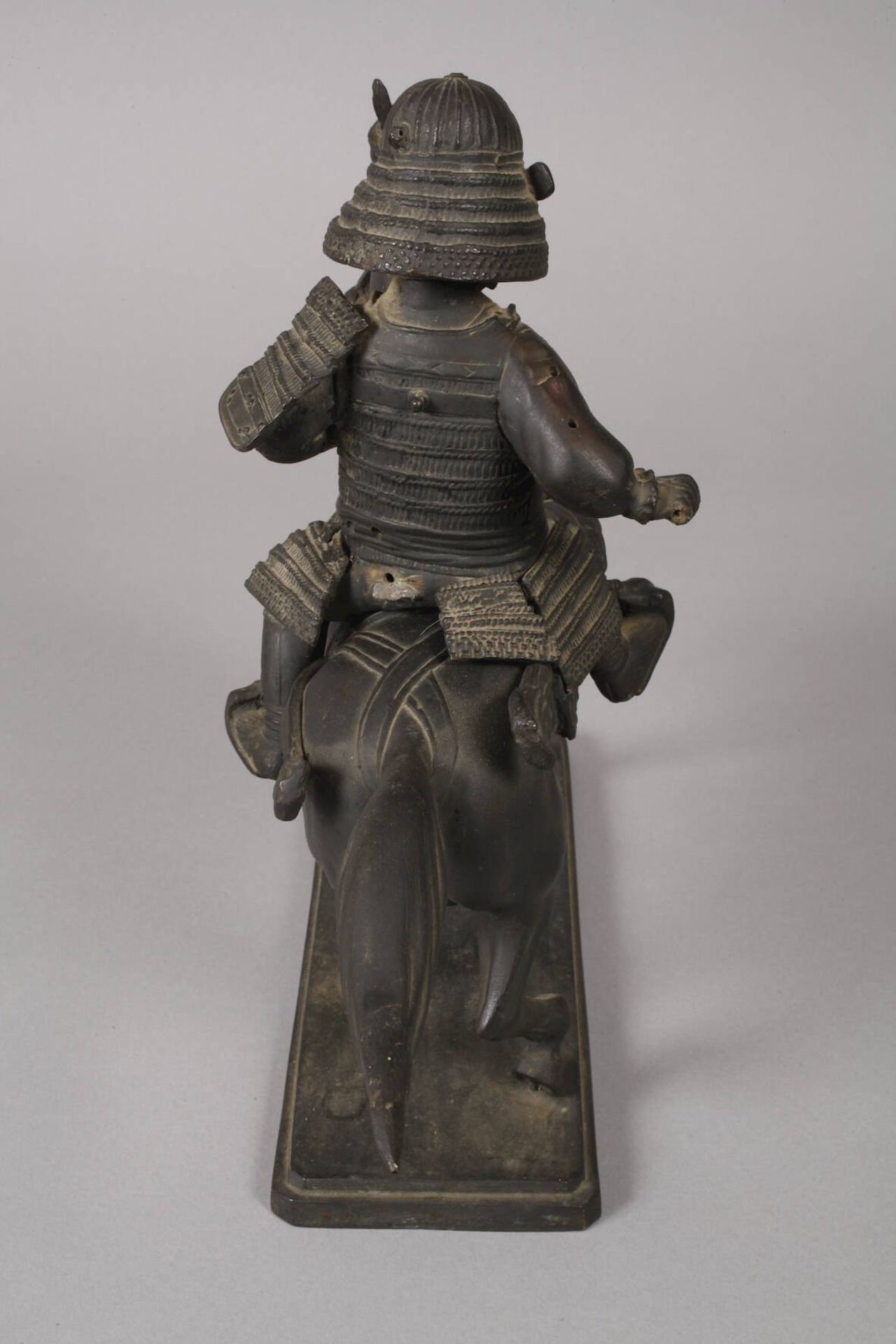 Bronzeplastik reitender Samurai - Bild 4 aus 8