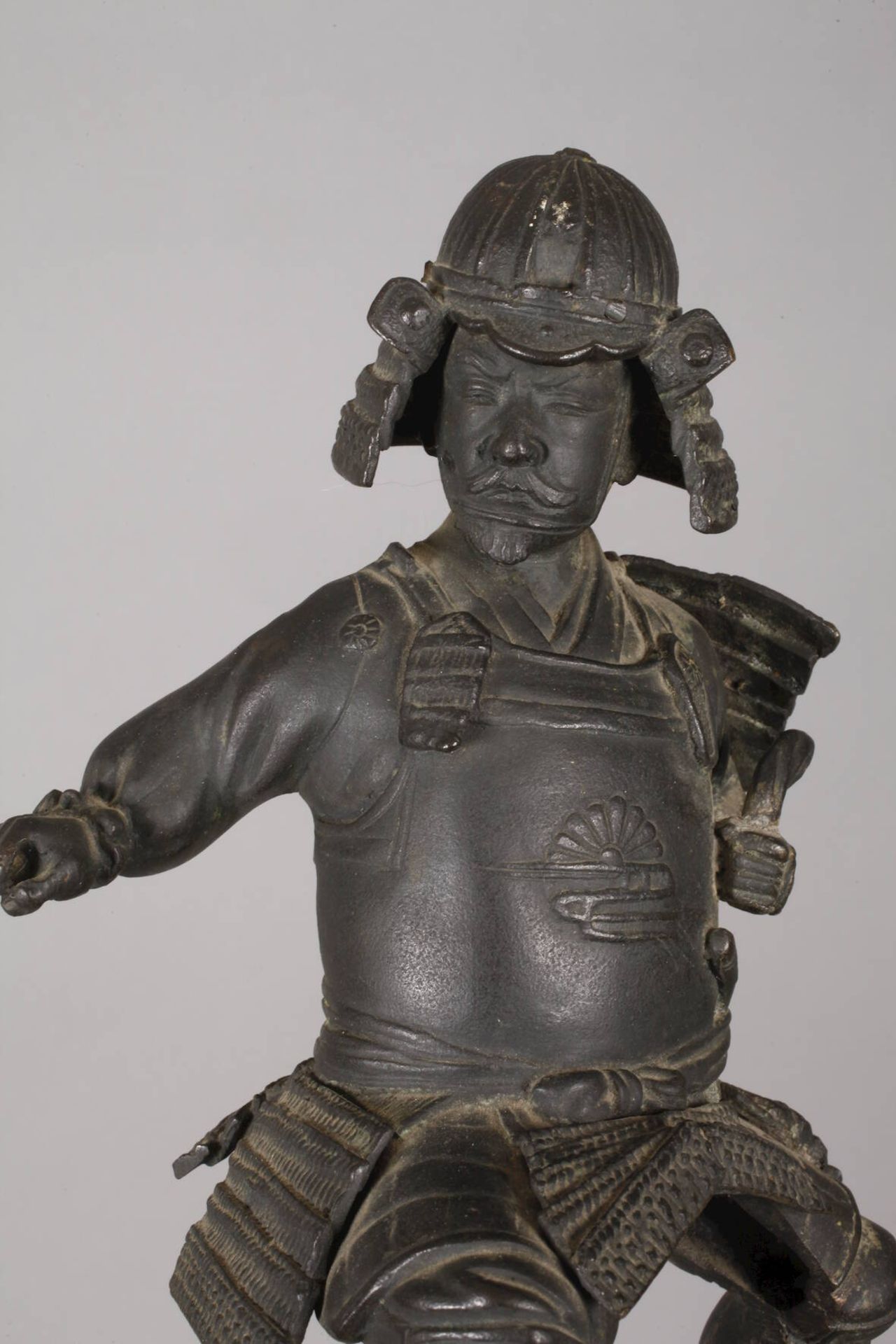 Bronzeplastik reitender Samurai - Bild 2 aus 8