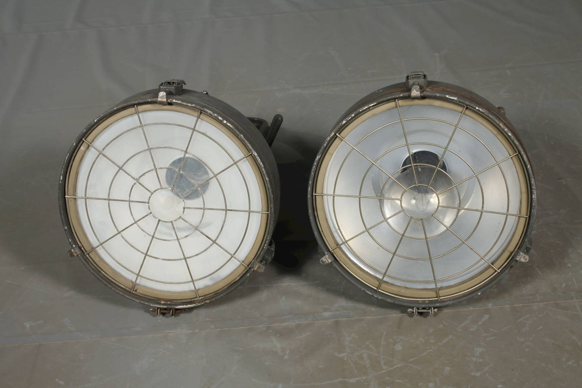 Paar große Industrielampen - Image 2 of 3