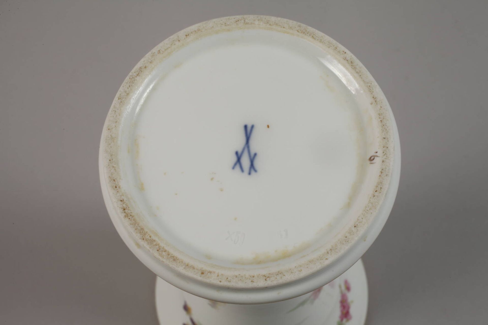 Meissen Stangenvase Streublümchendekor - Bild 5 aus 6