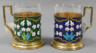 2 Teeglashalter mit floralem Emailledekor. Silber. Russland.