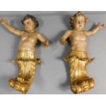 2 Putti. Engel. Holz geschnitzt und farbig gefasst.