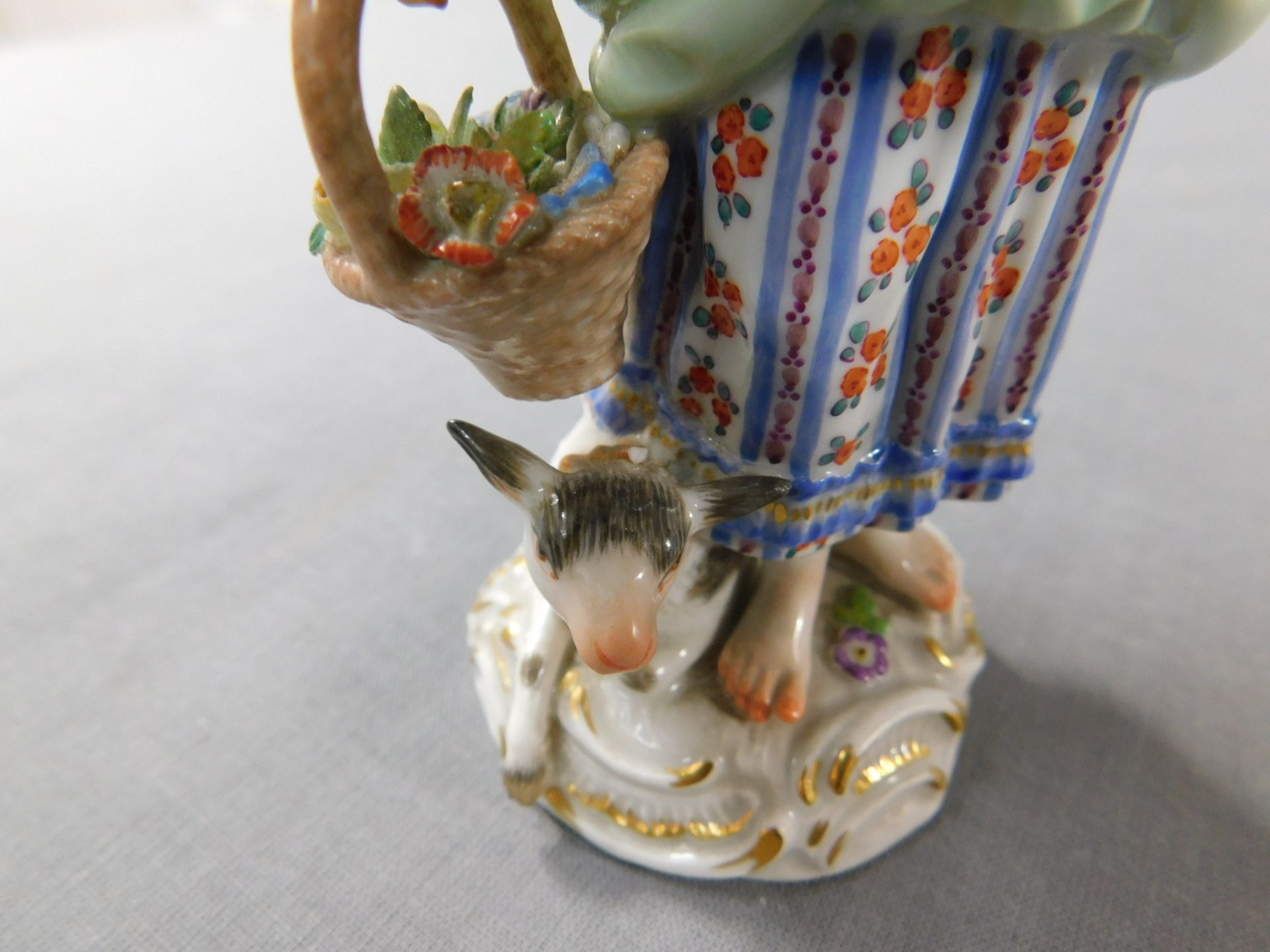 Meissen. Porzellan Figur. Blumenkind mit Schaf und Blumenkorb. - Bild 8 aus 11