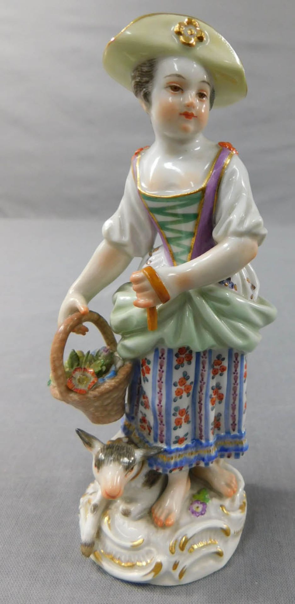 Meissen. Porzellan Figur. Blumenkind mit Schaf und Blumenkorb.