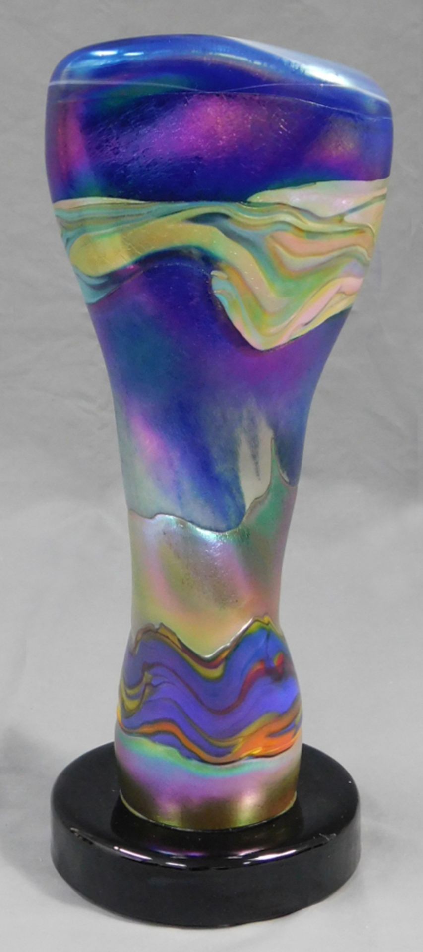 Glasskulptur. Verschiedenfarbige Glasmasse geblasen.