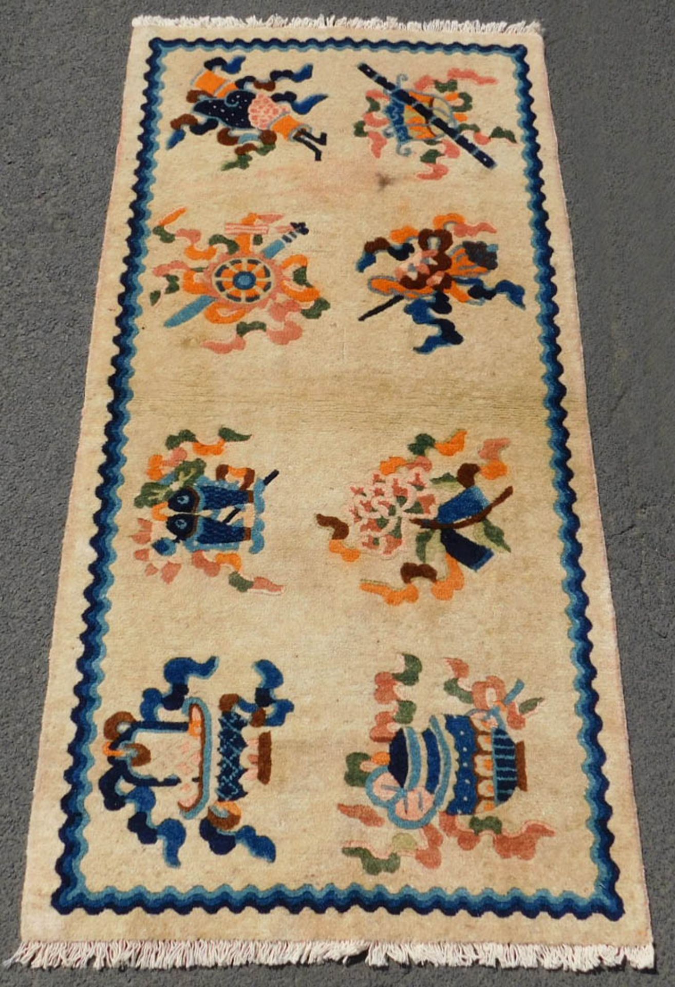 China Teppich. 8 Symbole. Antik.