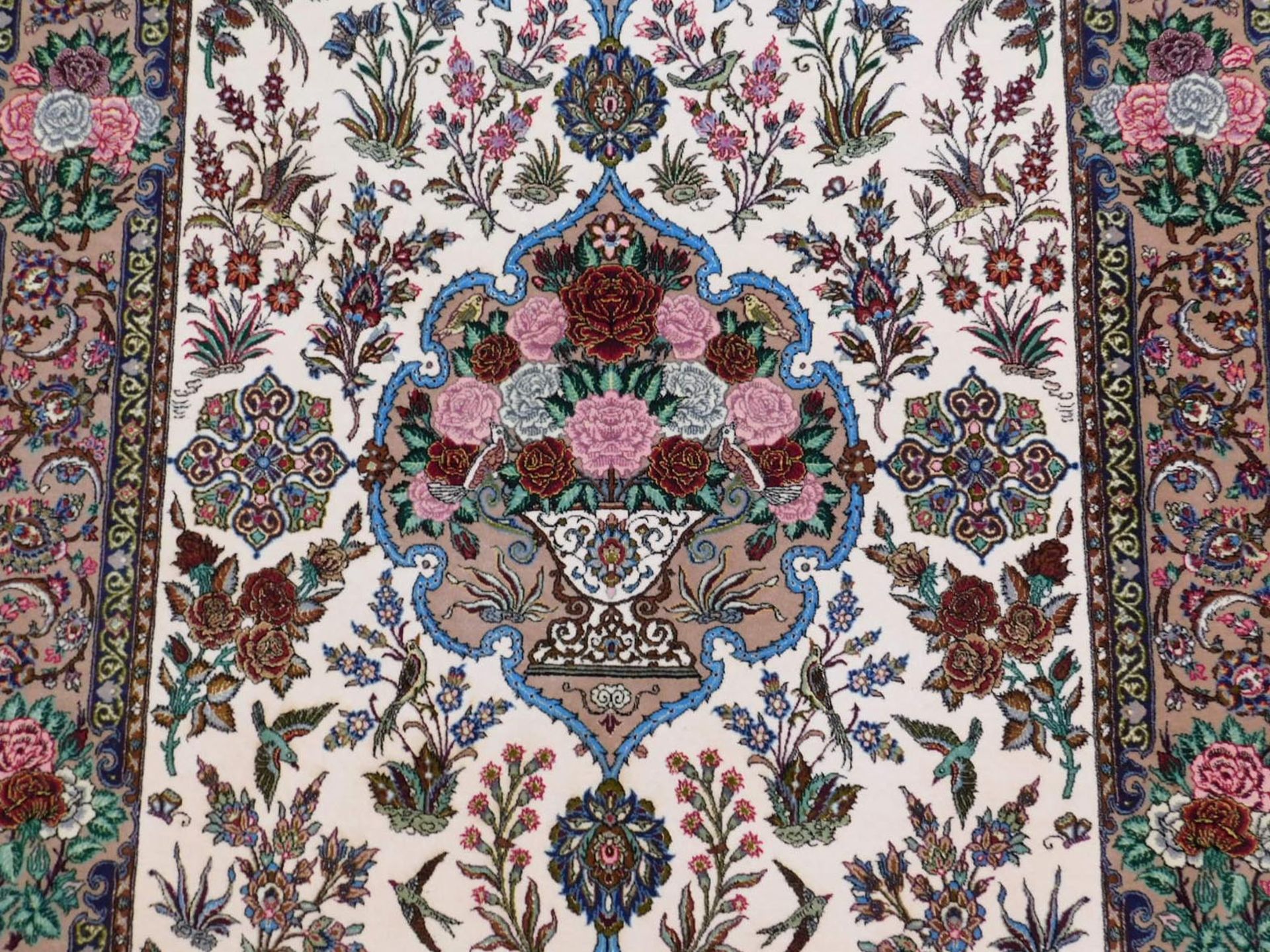 Isfahan Medaillonteppich. Extrem feine Knüpfung. - Bild 3 aus 6
