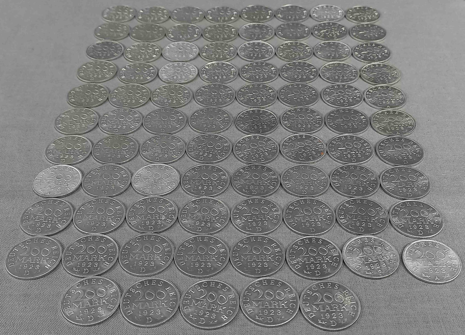 85 Aluminiummünzen. Inflationsgeld 200 Reichsmark. - Image 7 of 17
