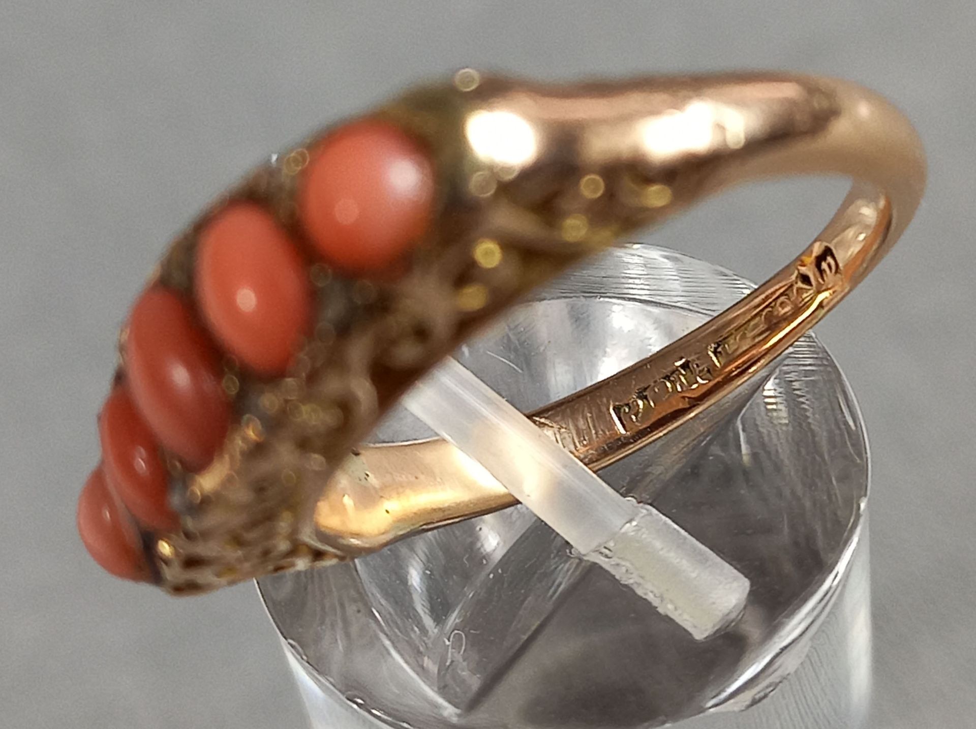 Ring. Gold mit 5 Korallen und kleinen Diamanten, Antikschliff. - Image 7 of 12