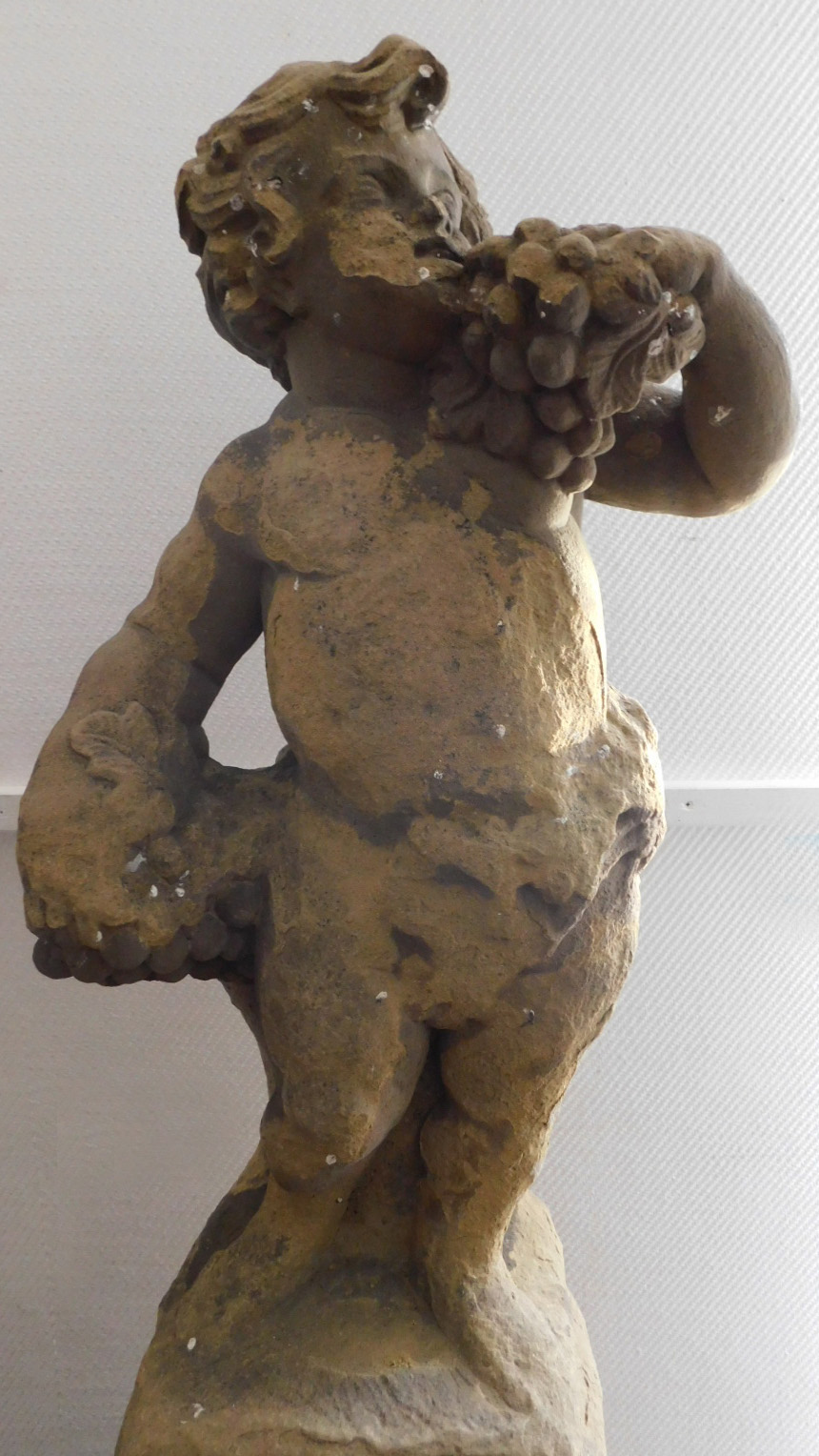 Gartenfigur. Putto auf Sockel. Sandstein. - Image 2 of 17