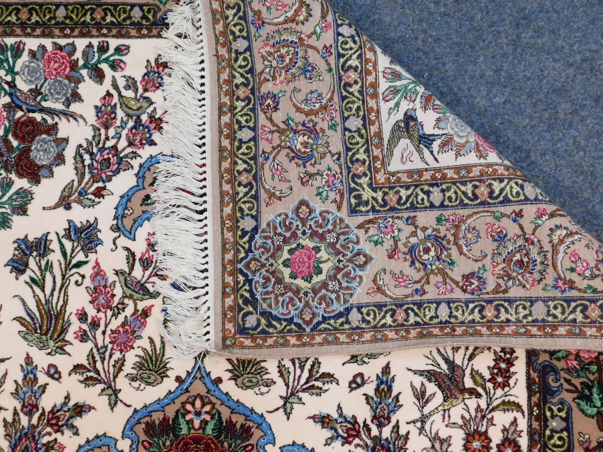 Isfahan Medaillonteppich. Extrem feine Knüpfung. - Bild 5 aus 6