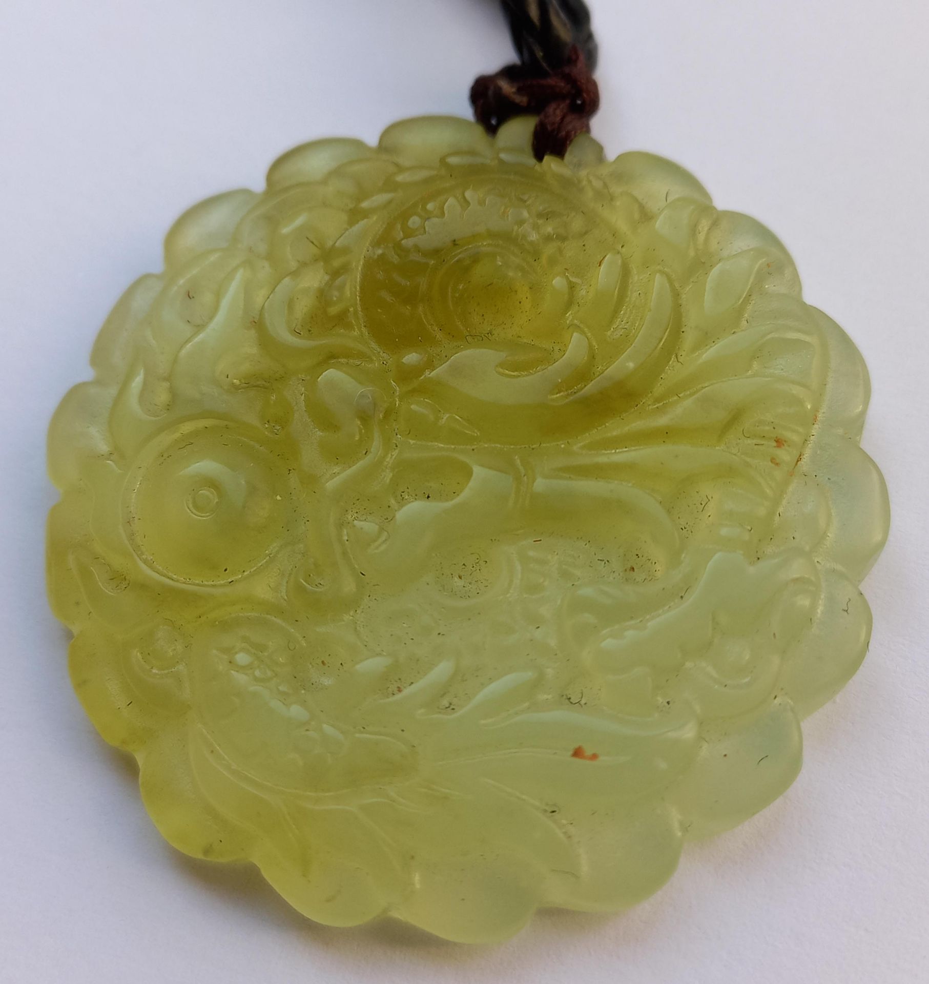 Jade Schnitzerei. Als Collier. Wohl China alt. - Image 2 of 10