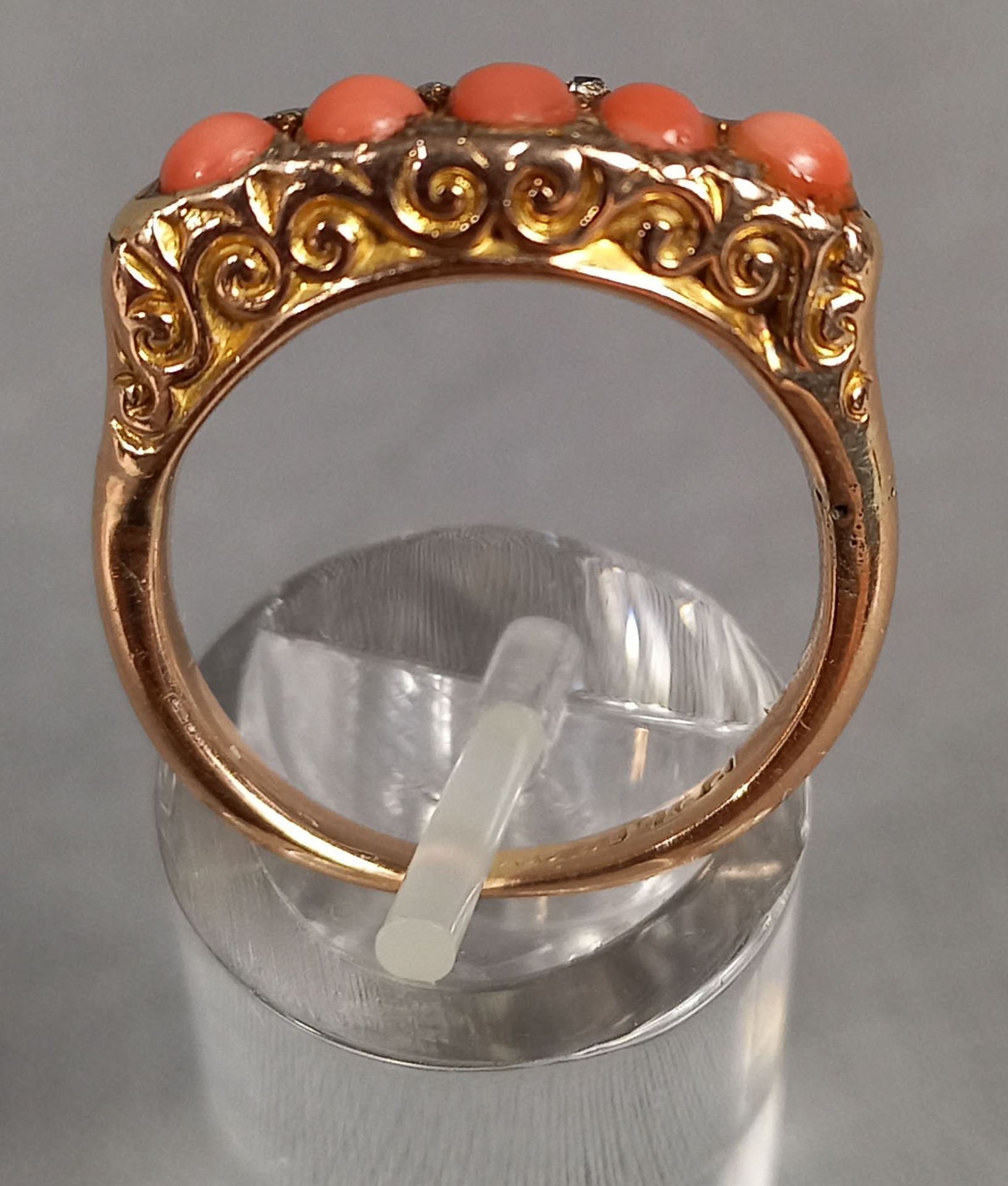Ring. Gold mit 5 Korallen und kleinen Diamanten, Antikschliff. - Image 2 of 12