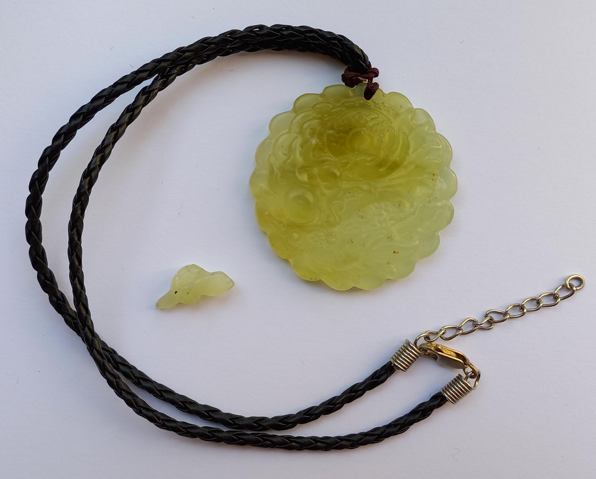 Jade Schnitzerei. Als Collier. Wohl China alt.