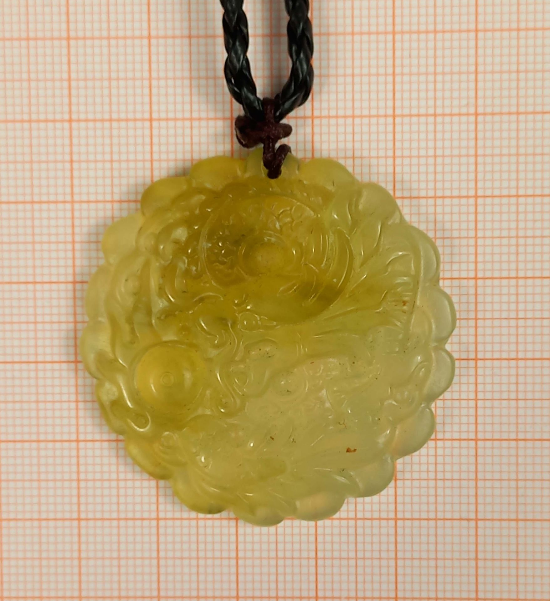 Jade Schnitzerei. Als Collier. Wohl China alt. - Image 7 of 10