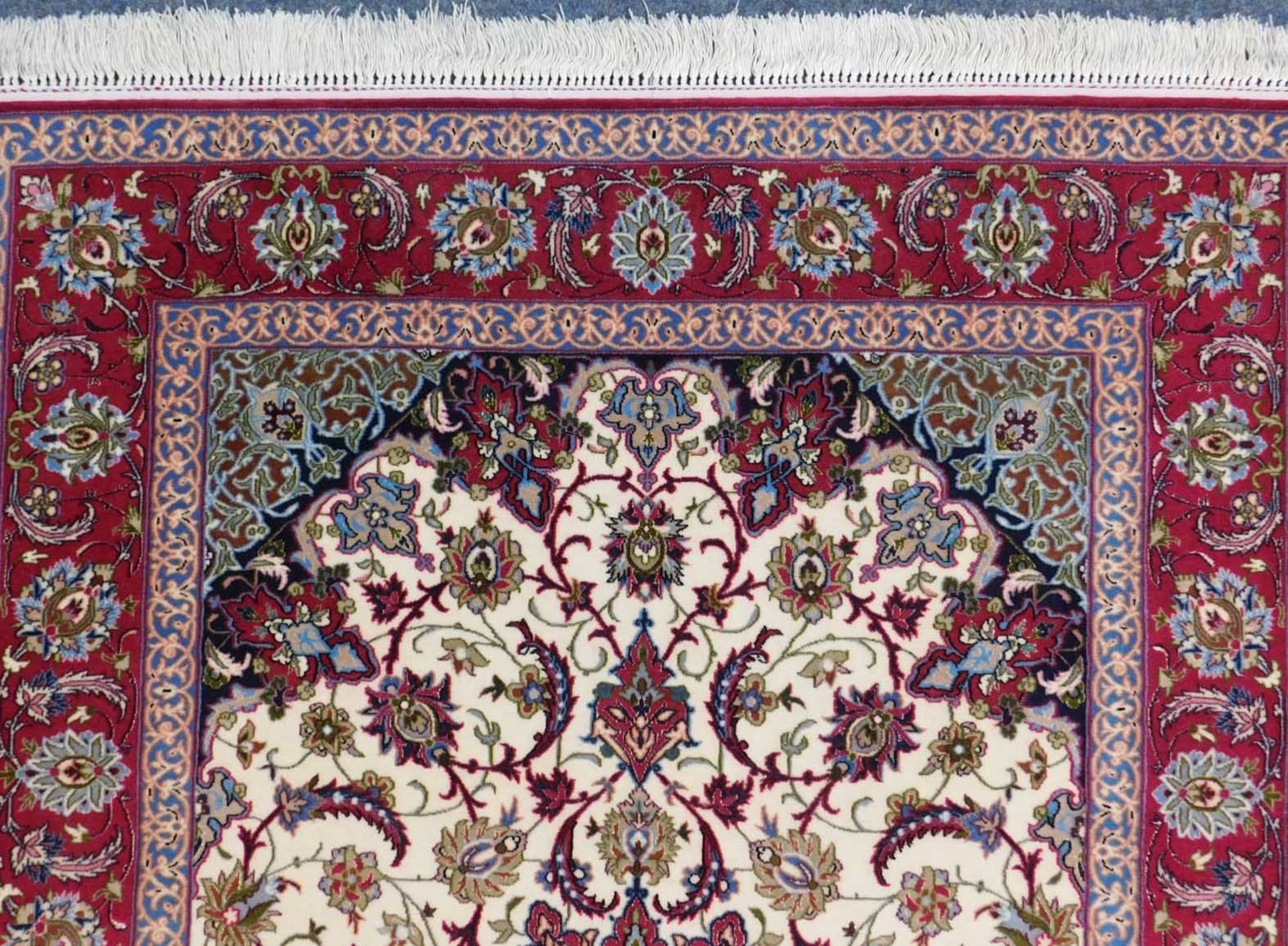 Isfahan. Klassischer Medaillonteppich. Extrem feine Knüpfung. - Bild 4 aus 6