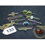 Late Victorian to early 20th century jewellery, comprising: five 9 ct gold bar brooches and a safety