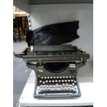 A vintage manual Underwood typewriter [s40] WE DO NOT TAKE CREDIT CARDS OR CASH. STORAGE IS