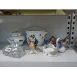 Decorative items, comprising: a Herend Rothschild Birds cache-pot, with 1976 anniversary mark;