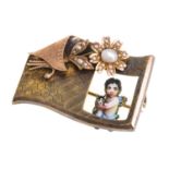 GOLD BROOCH WITH PEARL AND ENAMELS