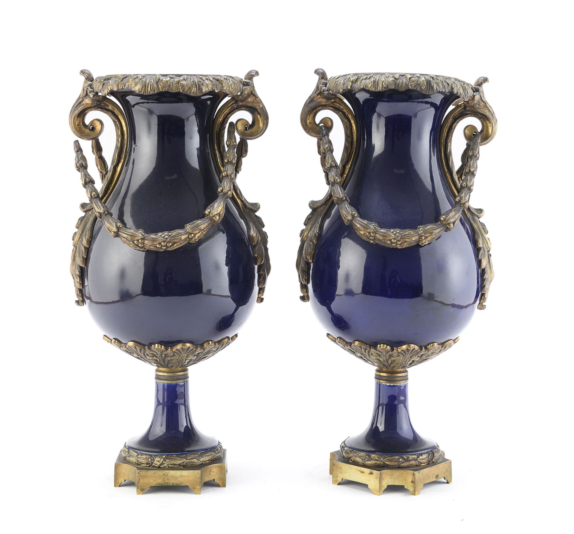 BEAUTIFUL PAIR OF PORCELAIN VASES PROBABLY FRANCE 19th CENTURY