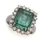 BEAUTIFUL WHITE GOLD RING WITH EMERALD AND DIAMONDS