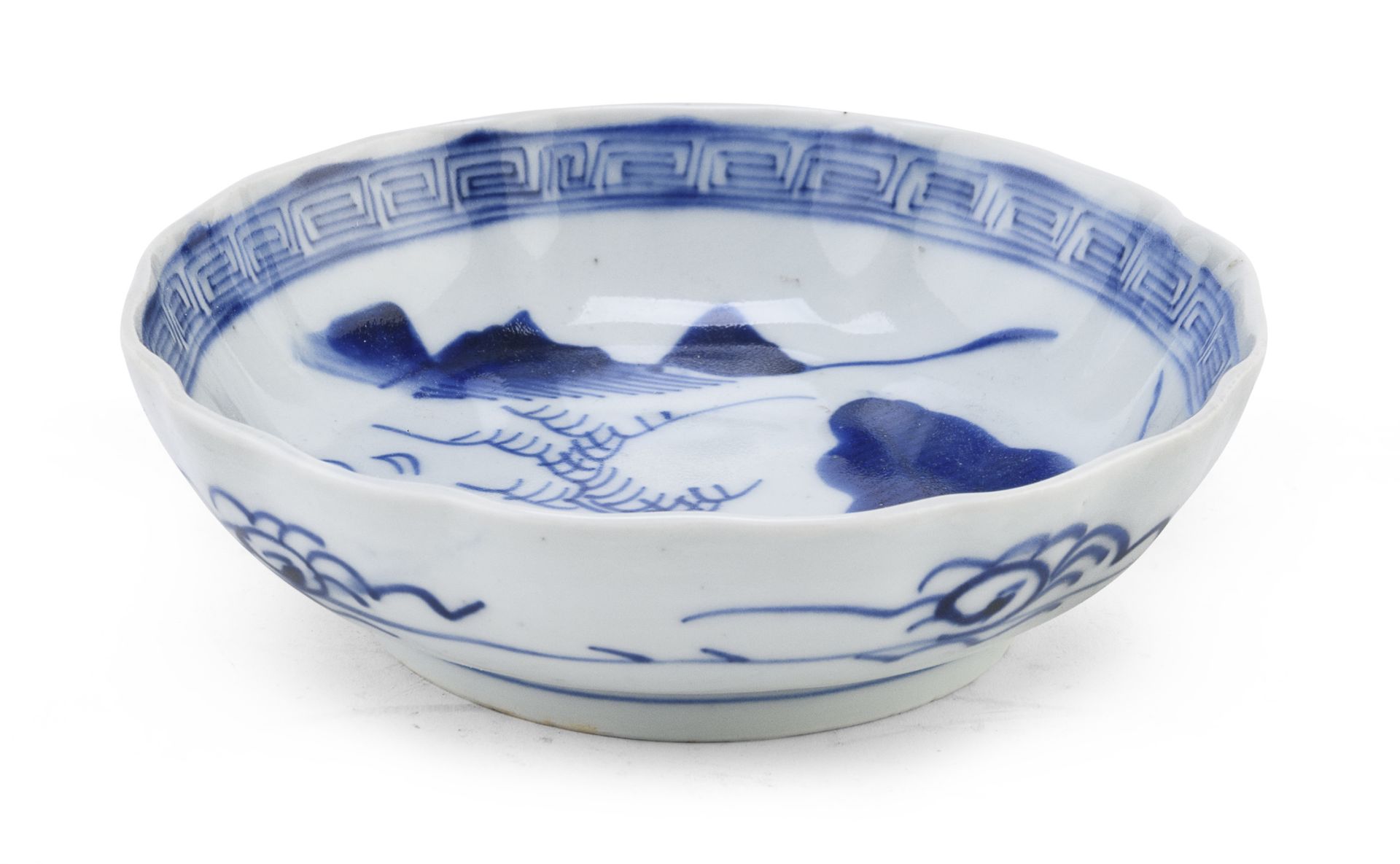 A SMALL JAPANESE WHITE AND BLUE PORCELAIN BOWL 19TH CENTURY.