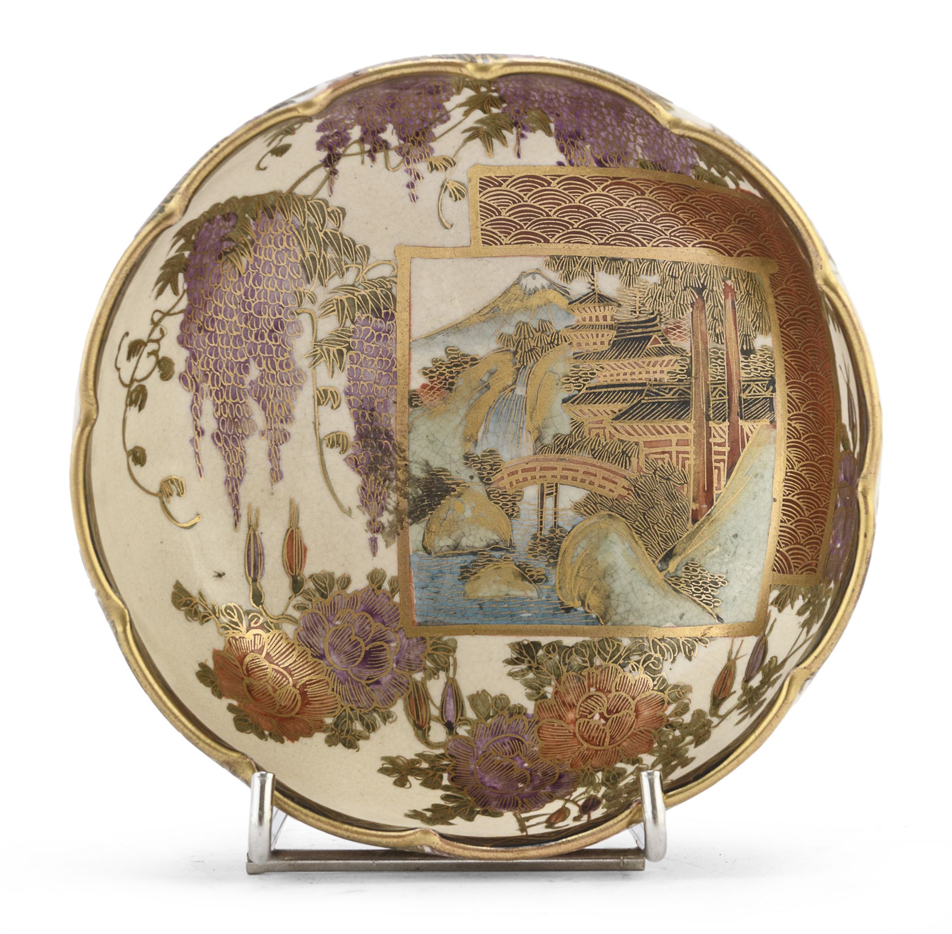A SMALL JAPANESE POLYCHROME AND GOLD ENAMELED SATSUMA CERAMIC BOWL LATE 19TH EARLY 20TH CENTURY.