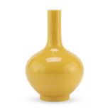 A CHINESE YELLOW PORCELAIN VASE FIRST HALF 20TH CENTURY.