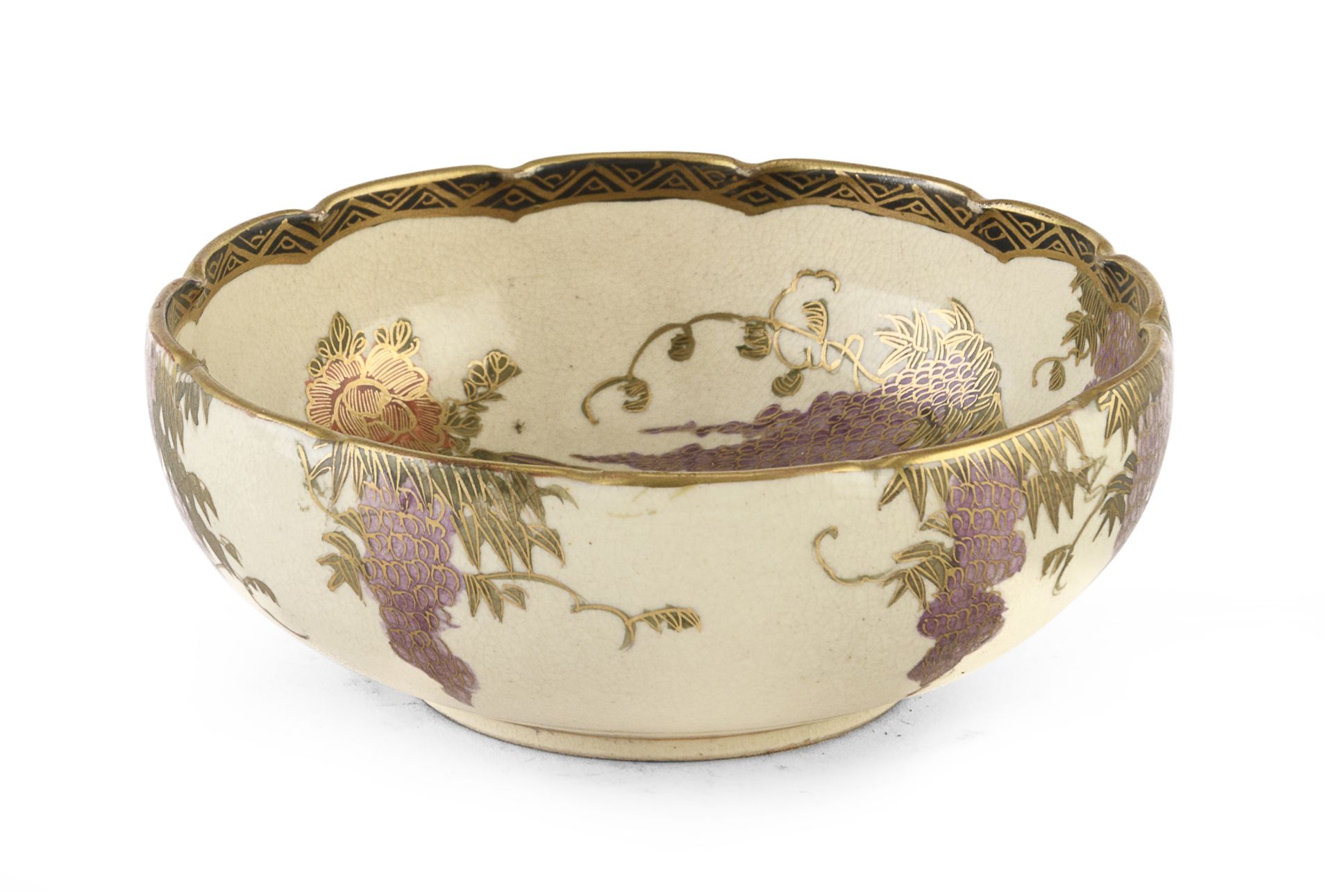 A SMALL JAPANESE POLYCHROME AND GOLD ENAMELED SATSUMA CERAMIC BOWL LATE 19TH EARLY 20TH CENTURY. - Bild 2 aus 2