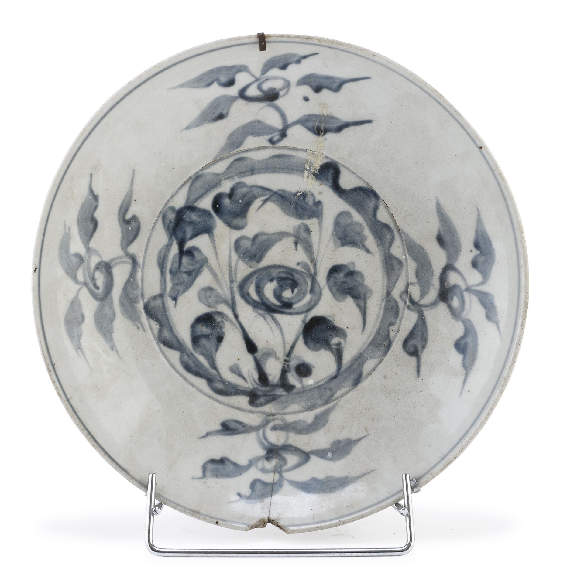 A CHINESE WHITE AND BLUE PORCELAIN DISH 17TH CENTURY DEFECTS AND LACKS.
