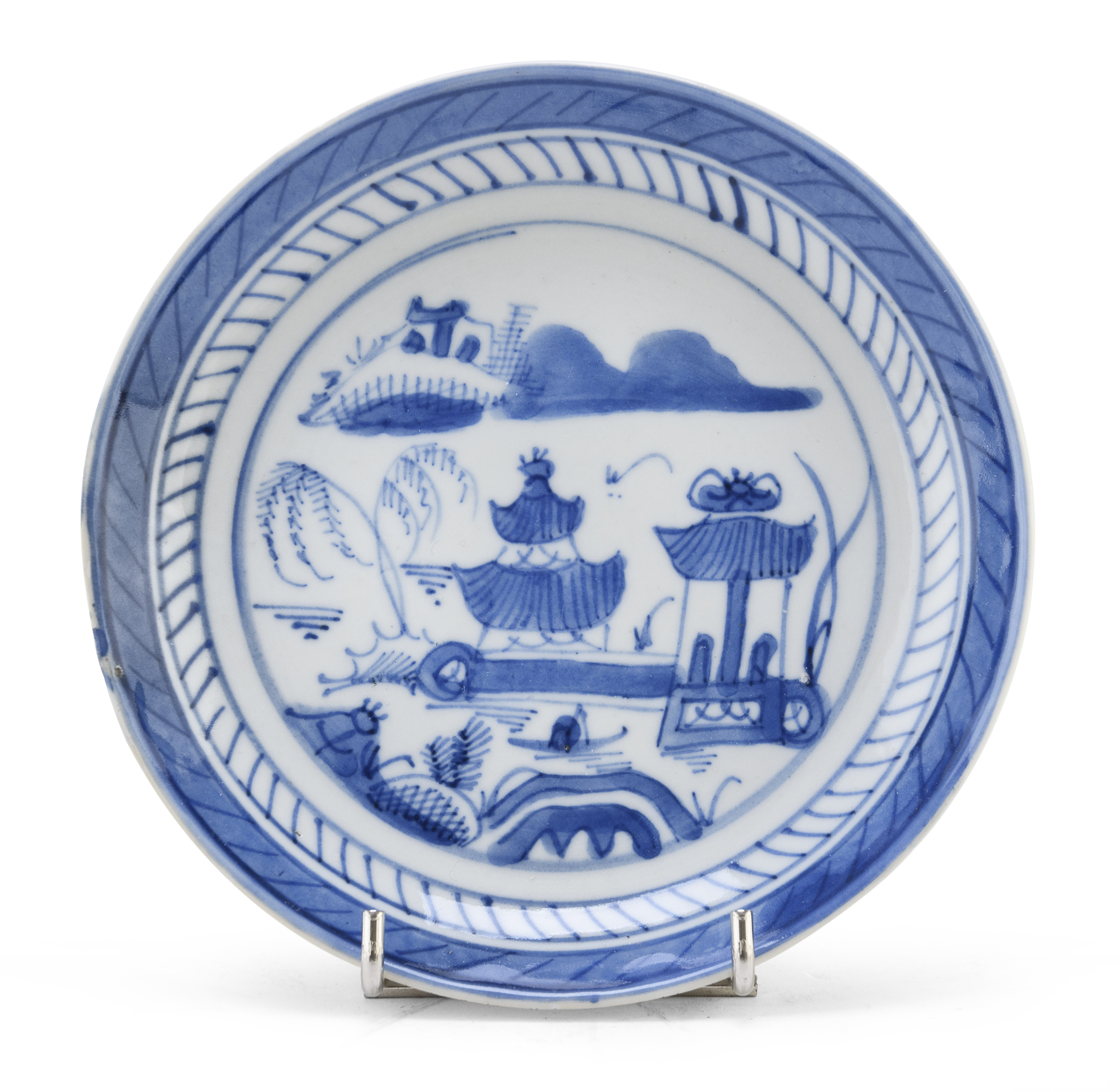 A CHINESE WHITE AND BLUE PORCELAIN DISH EARLY 20TH CENTURY.