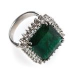 WHITE GOLD RING WITH EMERALD AND DIAMONDS