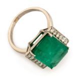 WHITE GOLD RING WITH EMERALD AND DIAMONDS