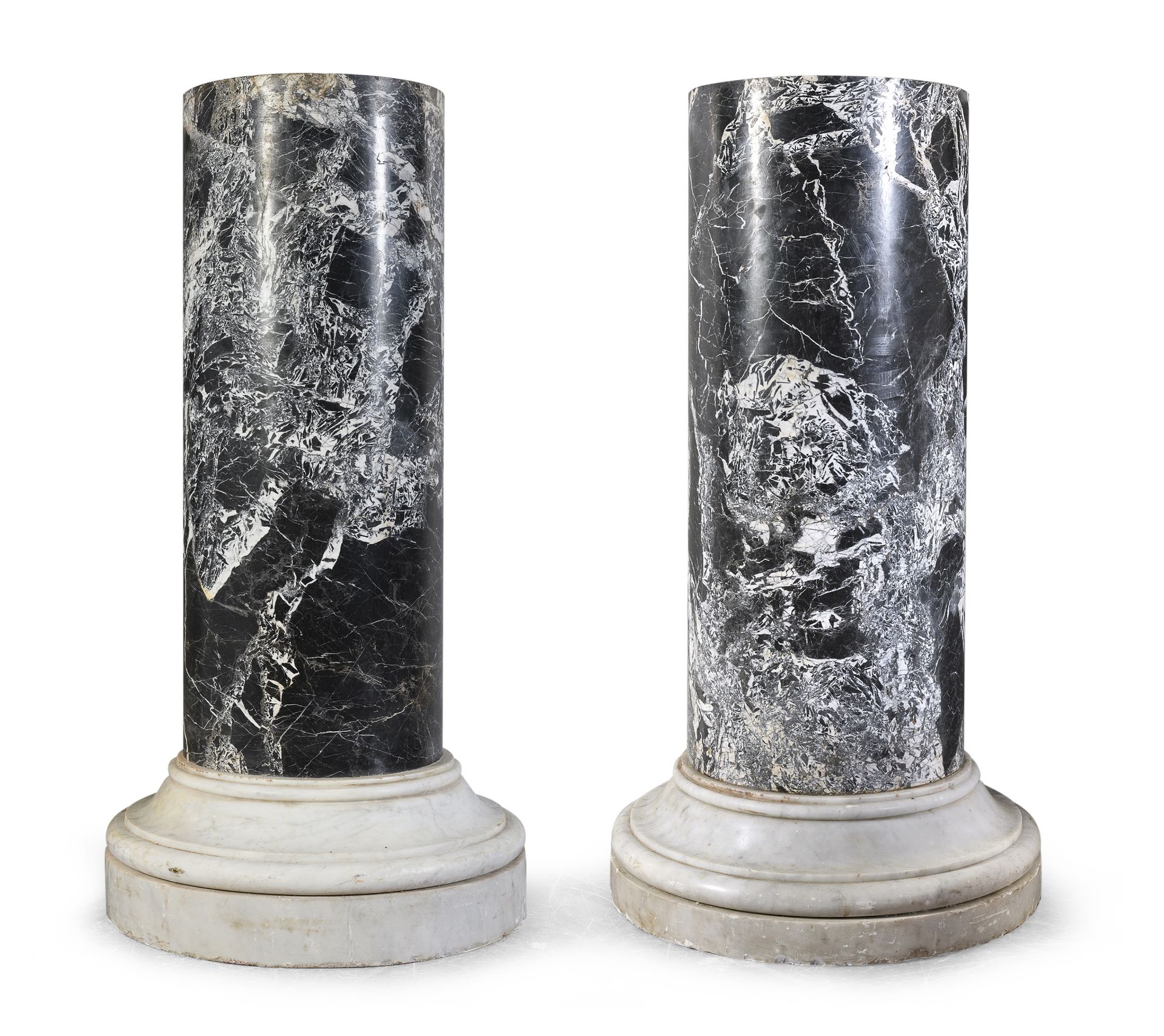 PAIR OF COLUMNS IN WHITE AND BLACK MARBLE OF AQUITANIA 18TH CENTURY