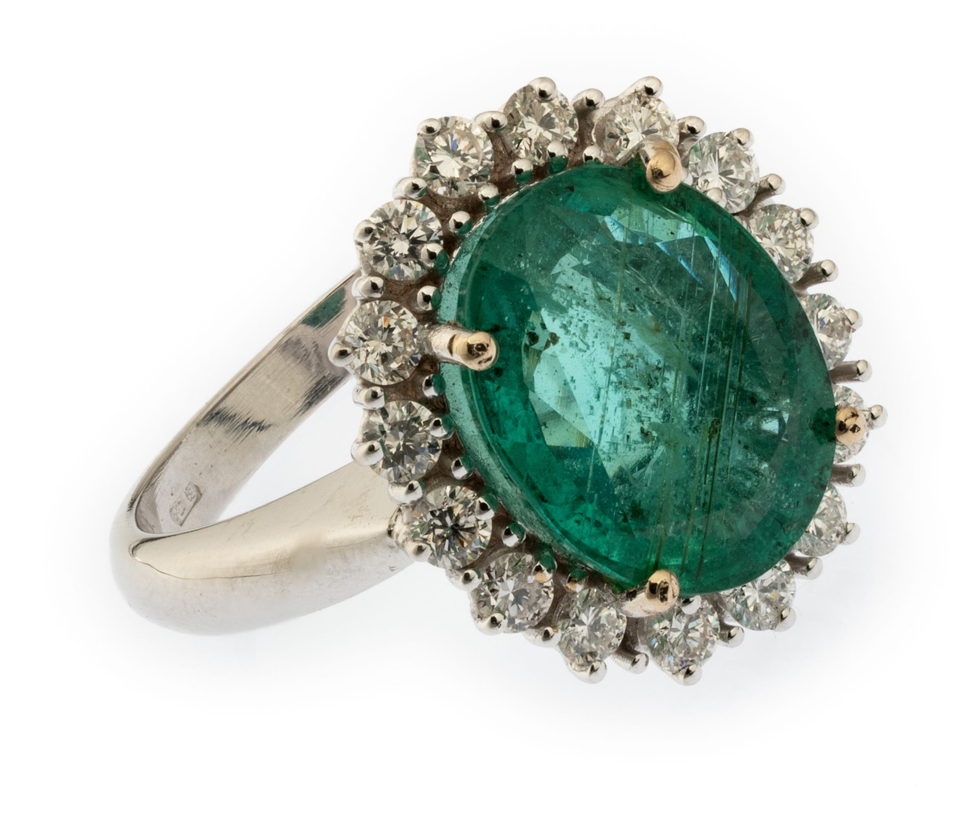 WHITE GOLD RING WITH EMERALD AND DIAMONDS